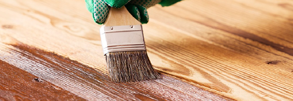 Holzlasur mit Pinsel auftragen